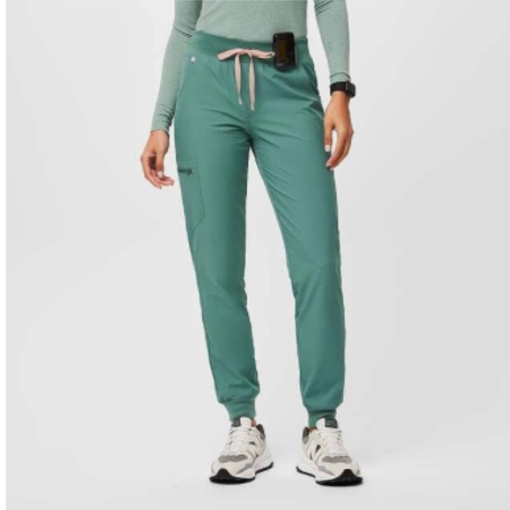 Figs: Women's EucalyptusFREEx Lined Zamora - Jogger Scrub Pants